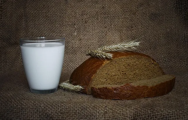 Table traditionnelle ukrainienne avec pain, lait et produits de campagne