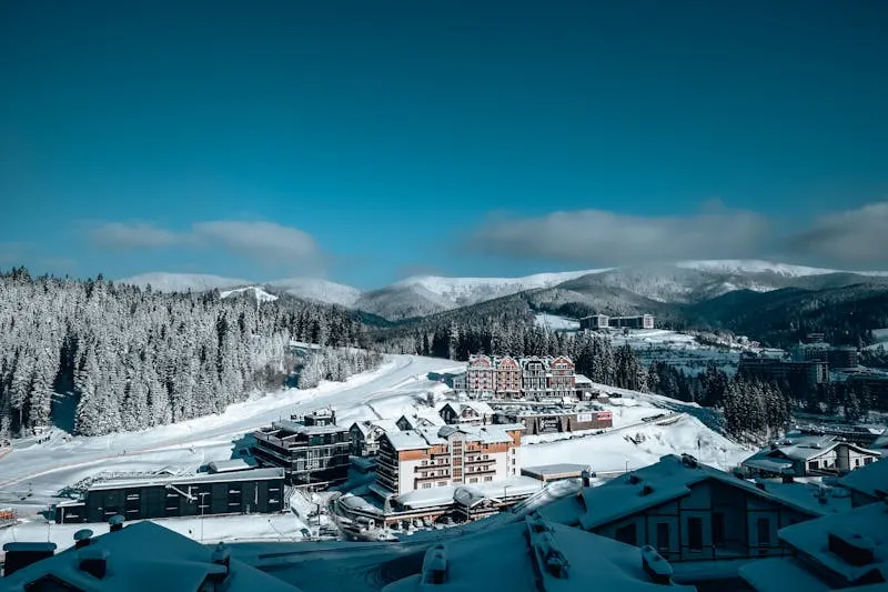 Station de ski dans les Carpates ukrainiennes en hiver