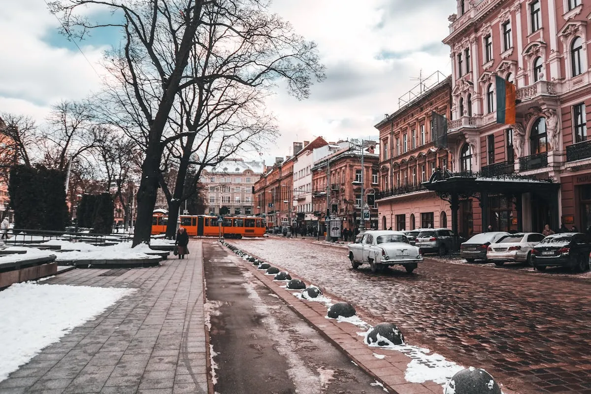 Rue pav&eacute;e du centre historique de Lviv en hiver avec b&acirc;timents historiques