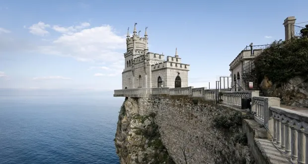 Panorama de la c&ocirc;te sud de la Crim&eacute;e avec falaises et mer Noire