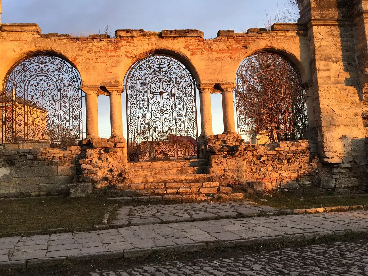 Ruines architecturales de la vieille ville de Kamianets-Podilsky au coucher de soleil