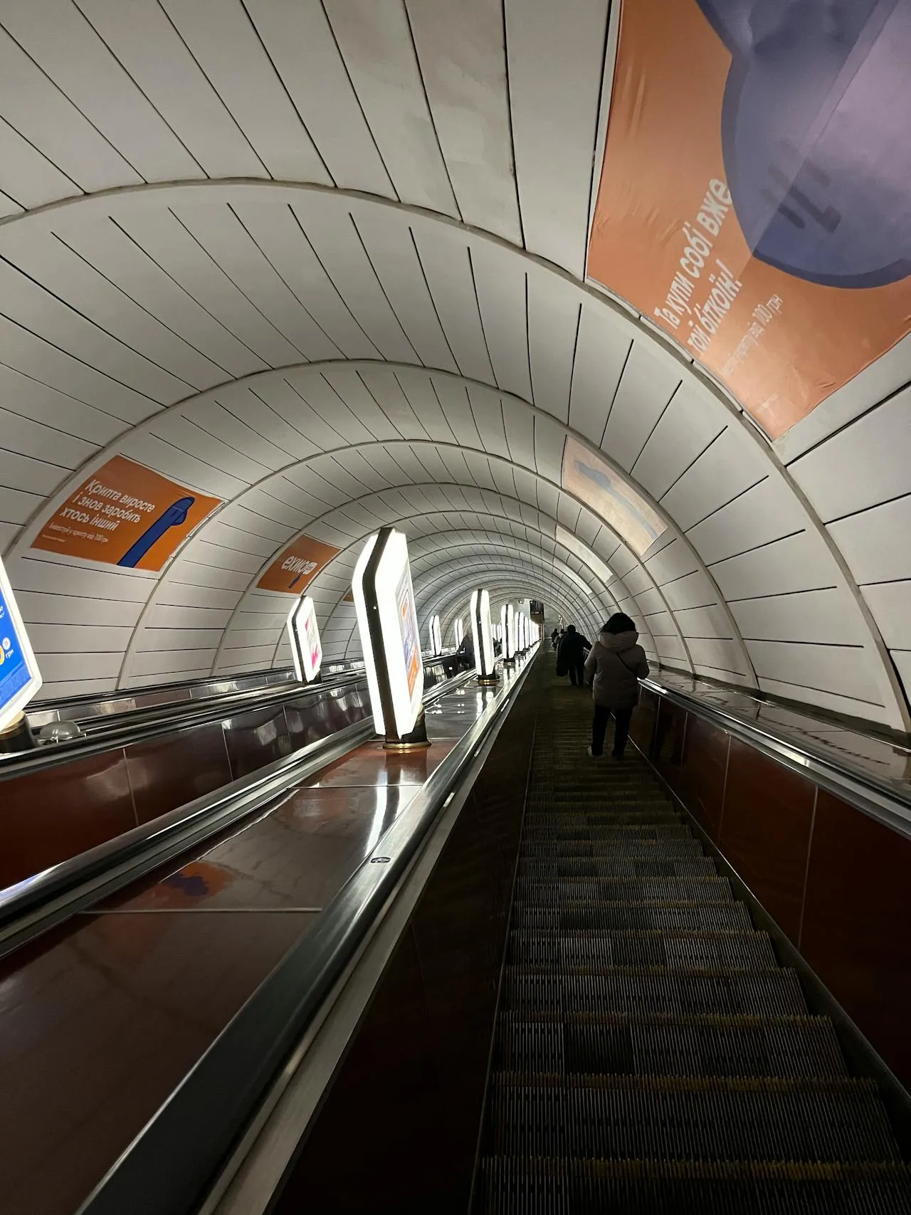 Station de m&eacute;tro &agrave; Kyiv avec son architecture sovi&eacute;tique