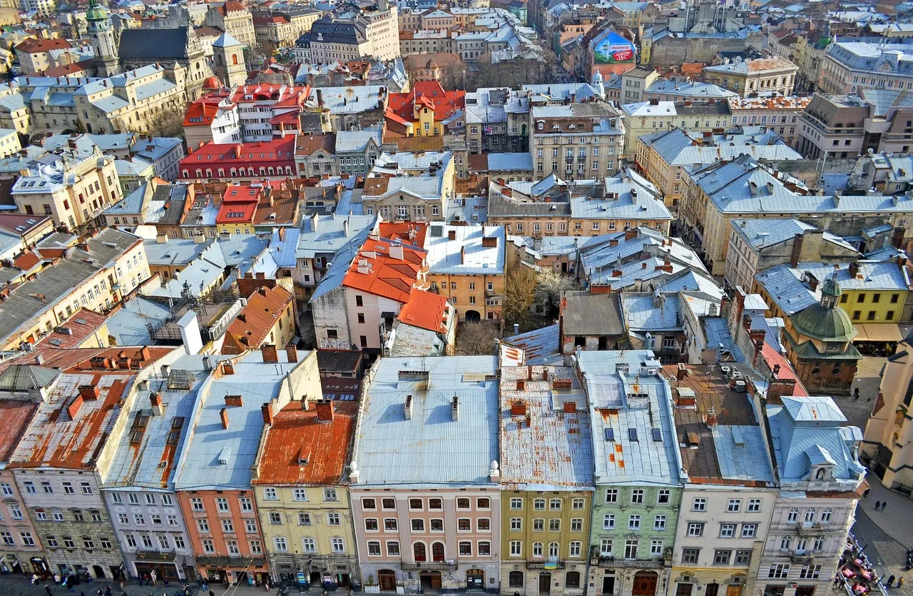 Place du Rynok &agrave; Lviv avec l'H&ocirc;tel de ville et les maisons bourgeoises color&eacute;es