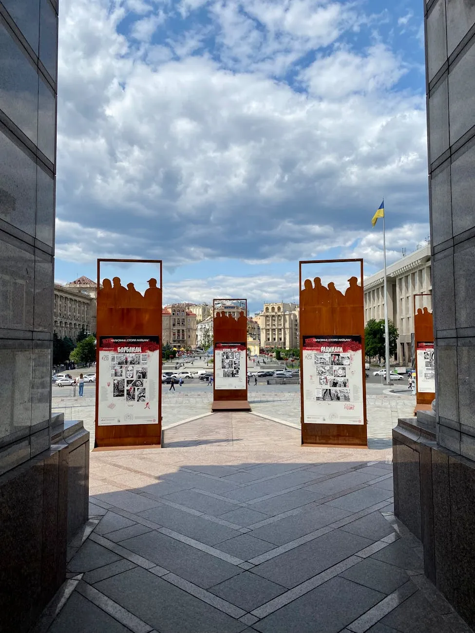 Drapeau ukrainien sur le Maïdan Nezalezhnosti à Kyiv