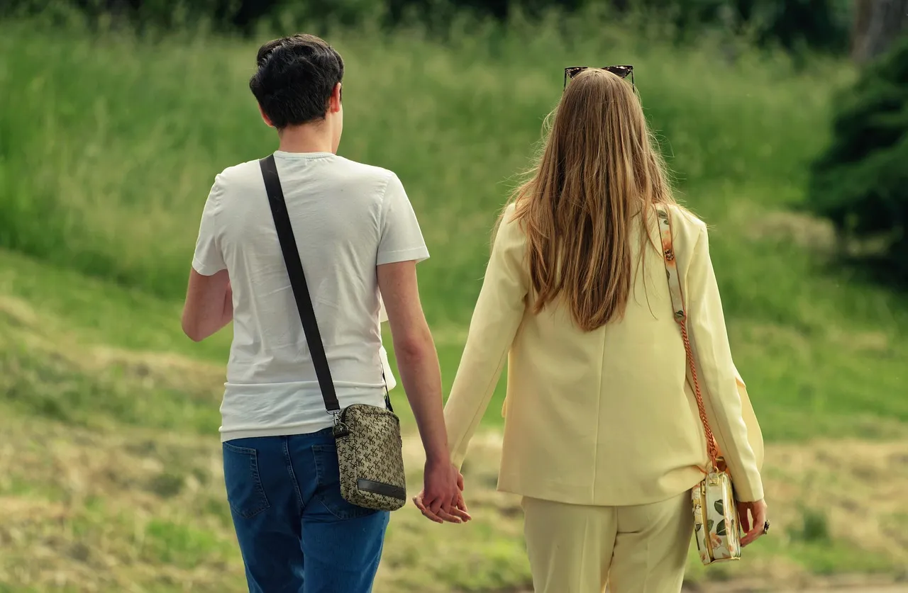 Couple mixte se promenant à Kyiv, rencontre internationale